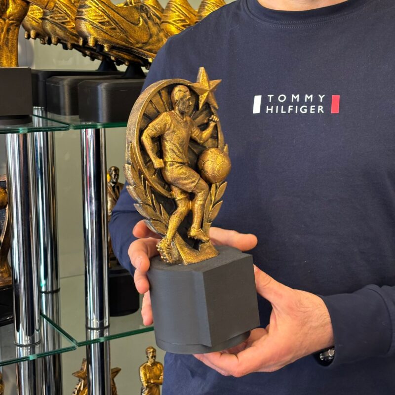 Gol kralı figürlü futbol ödül kupası toptan sipariş